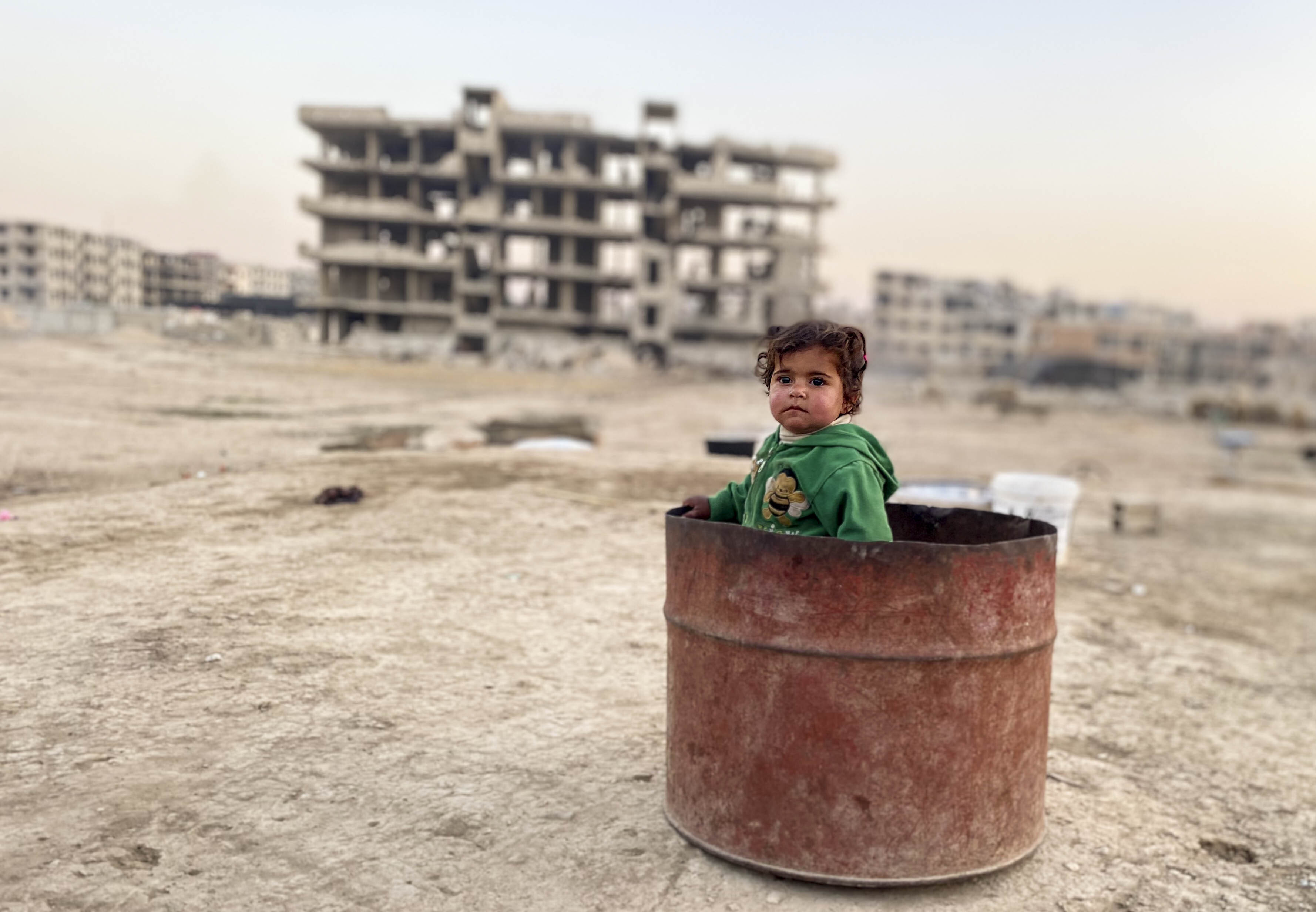 Lille barn i tønde i Syrien