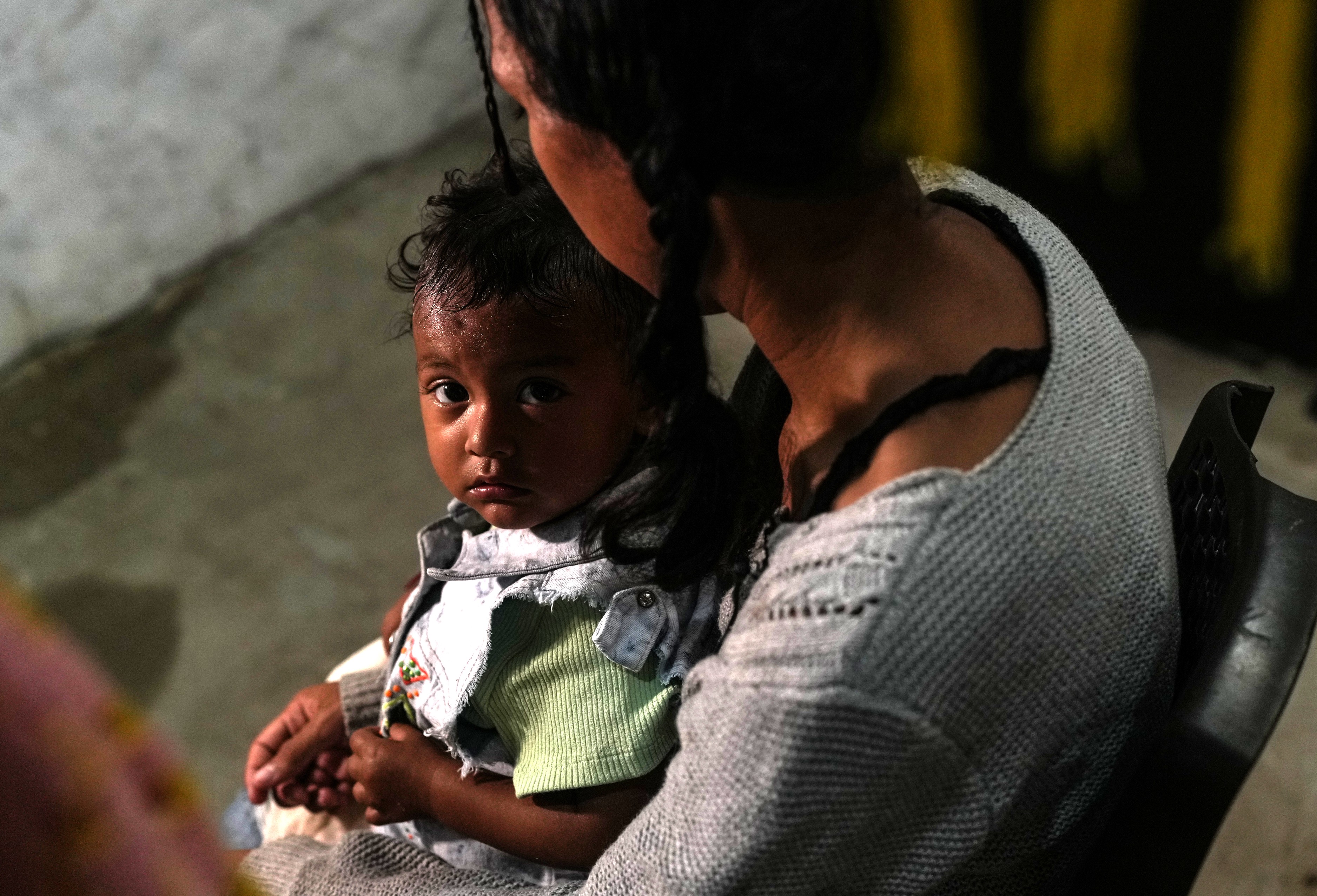 Baby sidder på skødet af sin mor